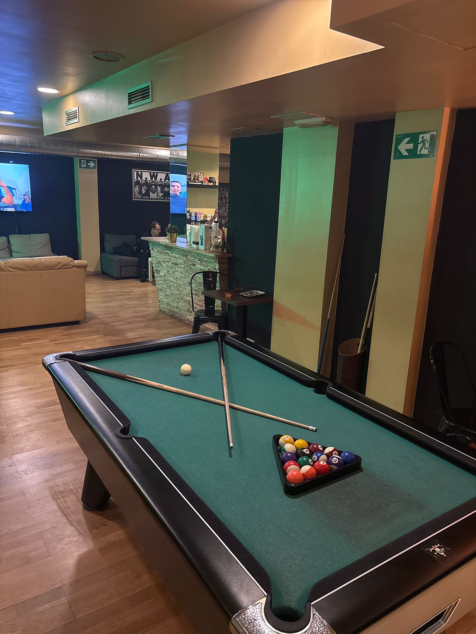 Weed club chamberi Madrid poot table